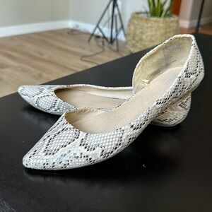 Faux snakeskin cutout pointy toe flats SZ 11